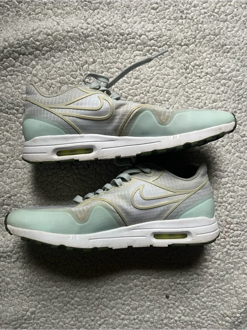 Nike Women’s Air Max Sneakers in Light Gray and Neon Green, Size 8.5